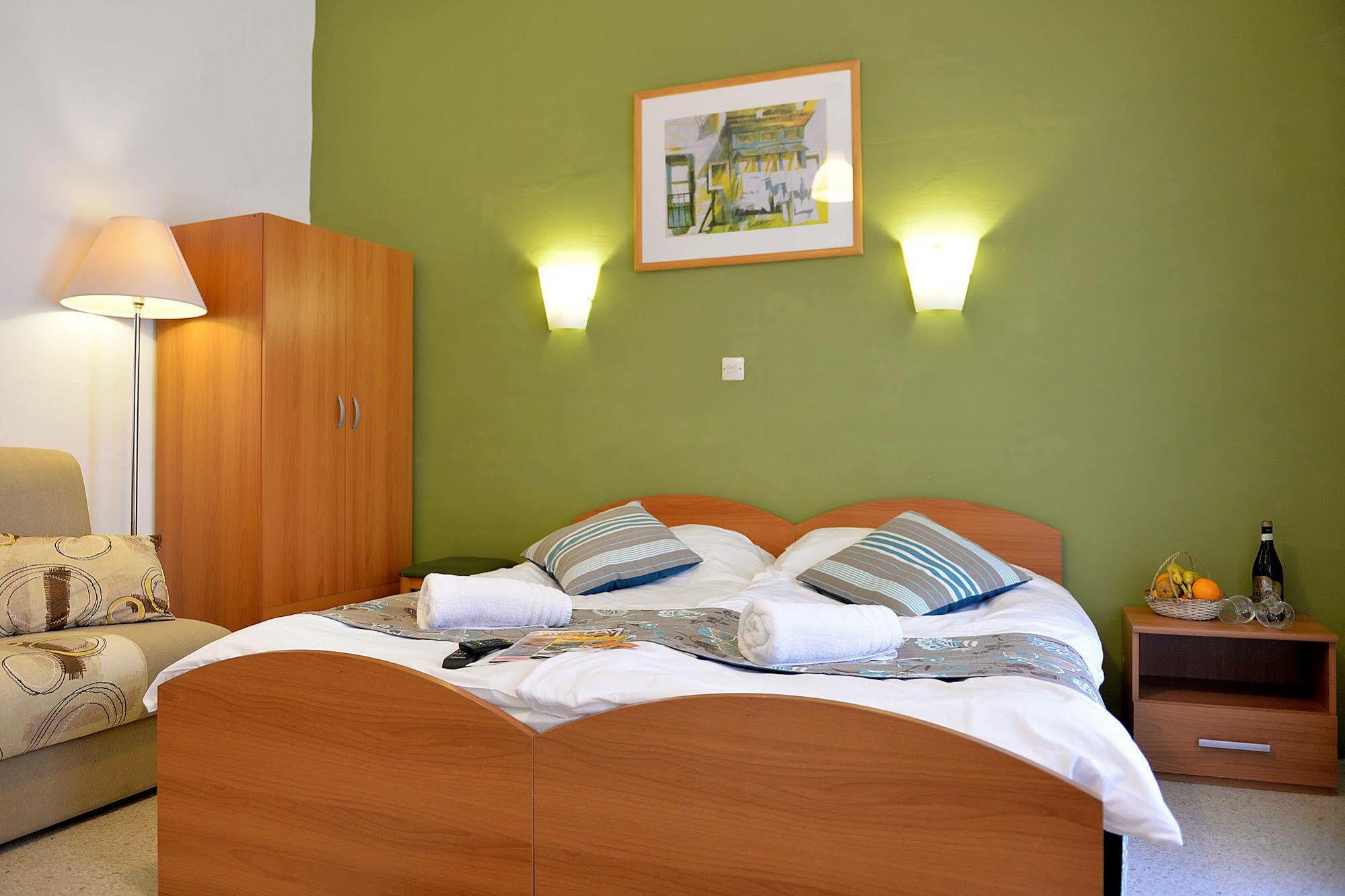 Sunstone Boutique Guest House Buġibba Екстериор снимка